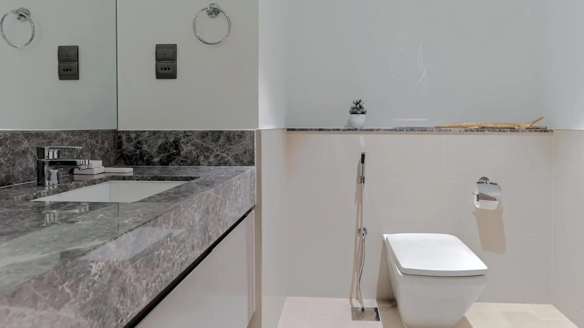 Luxurious 4Br Apartment W/ Prime Burj Khalifa View Dubai